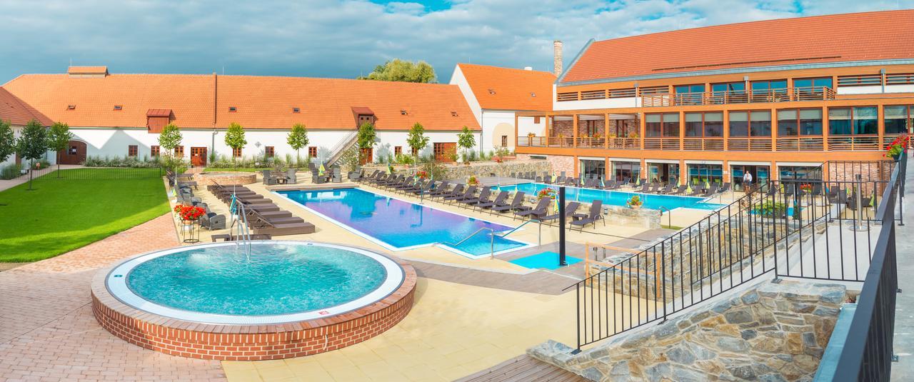 Hotel Zamek Valec Vladislav Exteriör bild